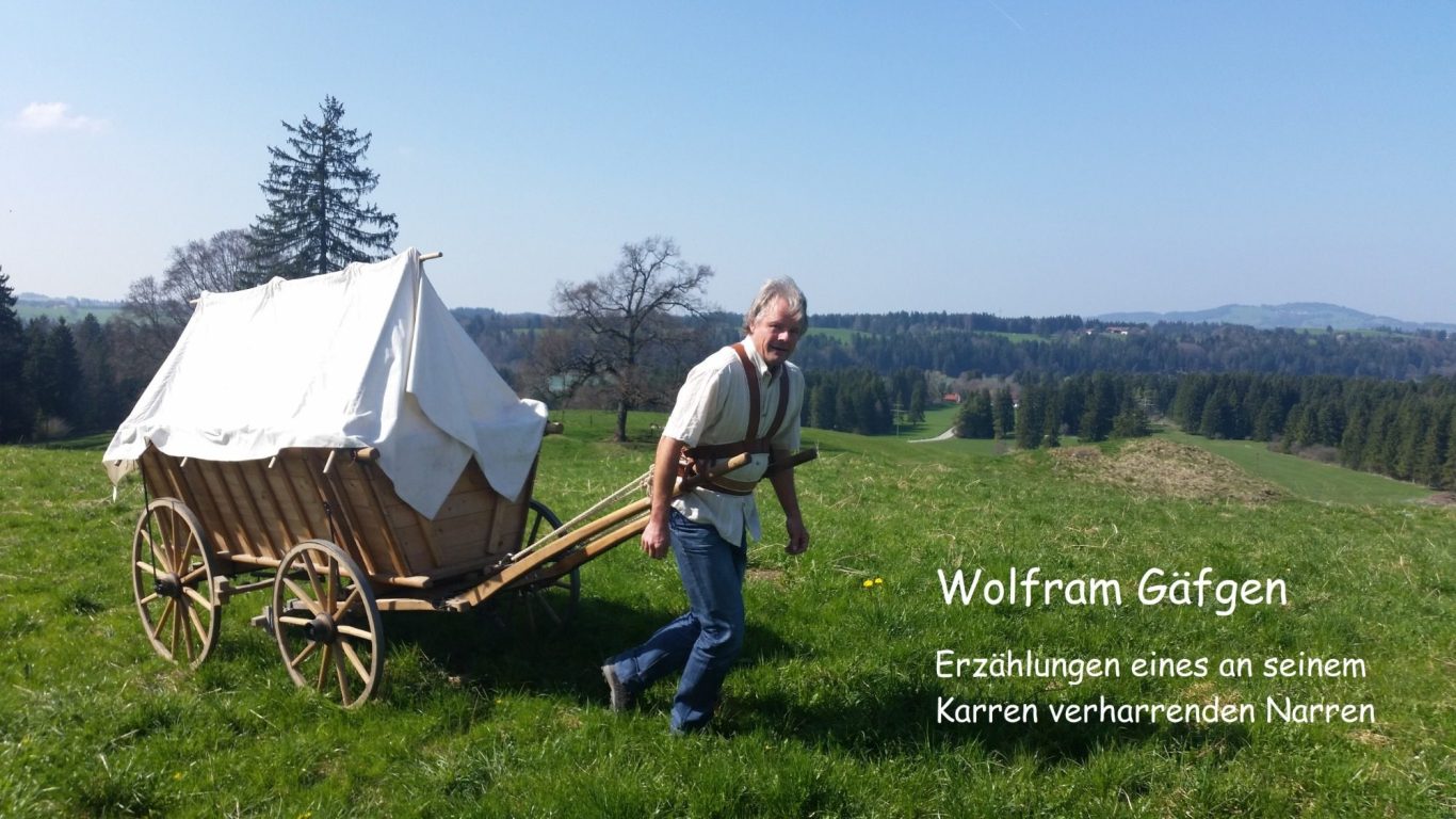 Wolfram Gäfgen als Leiterwagenwanderer, Leiterwagenzieher, Karrenwanderer, Karrenzieher im Zuggeschirr, Brustblattgeschirr, eingeschirrt für Erzählungen eines an seinem Karren verharrenden Narren Wolfram Gäfgen als Leiterwagenwanderer im Zuggeschirr an der Einspännerdeichsel mit Erzählungen eines an seinem Karren verharrenden Narren